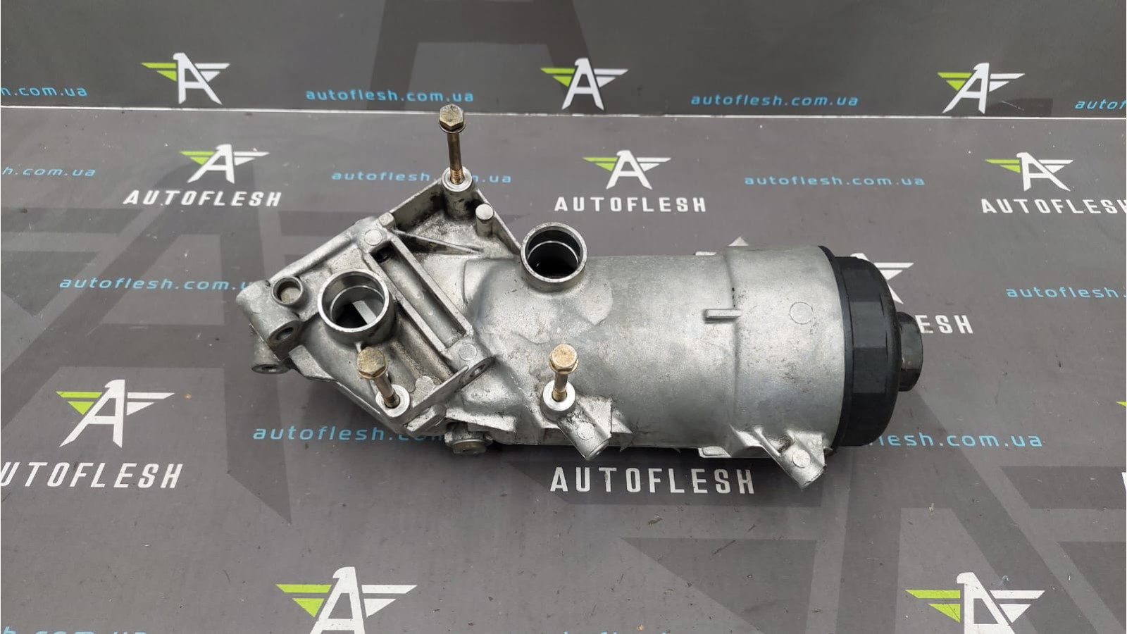 Корпус масляного фильтра A6061801110, 2.5/ 2.9 TD для Mercedes бу Корпус масляного фильтра A6061801110, 2.5/ 2.9 TD для Mercedes бу